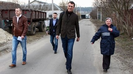 Омелян в честь 8 марта решил поработать почтальоном в селе под Киевом