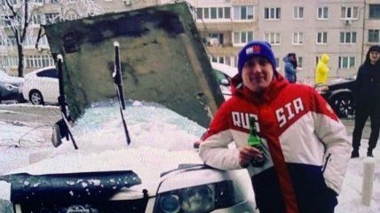 "Теперь можно и пивка": сеть воодушевило фото владельца авто после падения бетонной плиты во Владивостоке