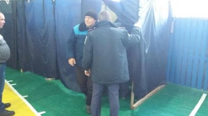Выборы в теробщины: В Полтавской области пьяный избиратель уснул в кабинке