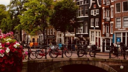 Главная "достопримечательность" Амстердама закрыта: туристам хотят запретить кафе с каннабисом 