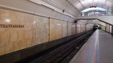 Станция киевского метро "Театральная" возобновила работу после сообщения о бомбе