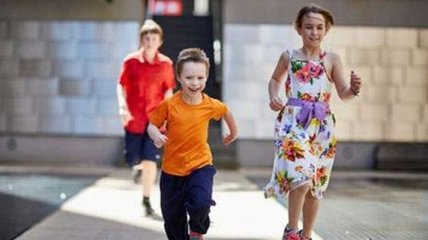 Психологи рассказали, со скольких лет можно отпускать ребенка гулять одному