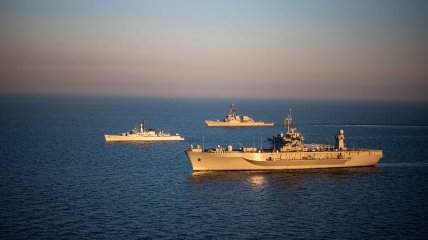 Корабли США USS Mount Whitney и USS Porter и болгарский фрегат "Горди" в Черном море