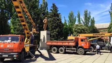 В Курахово демонтировали памятник Ленину