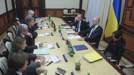 Яценюк и спецпосланники Германии и Франции обсудили ситуацию на Донбассе