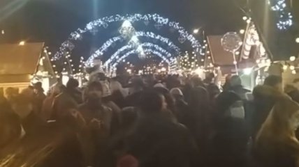 Яблоку негде упасть: появилось видео ажиотажа возле главной елки во Львове