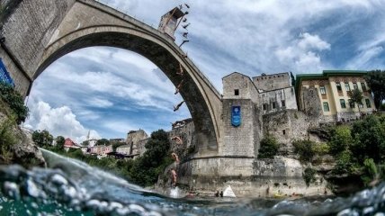 Red Bull Cliff Diving: лучшие прыжки и обзор этапа в Мостаре 2018 (Видео)