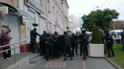 Противников Лукашенко разгоняют слезоточивым газом и светошумовыми гранатами (Фото, Видео)