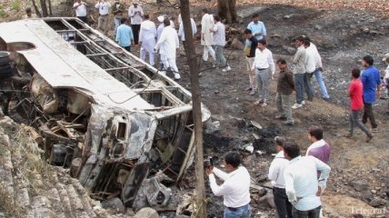 В Индии 13 человек погибли при столкновении грузовика с автобусом