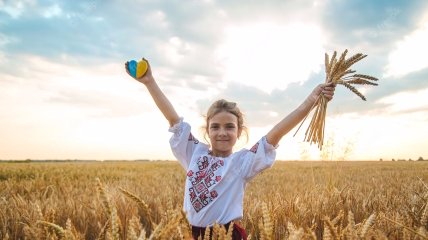 Маленькая украинка в поле