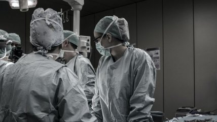 Без операций не обходится: врач рассказал о новом осложнении после коронавируса