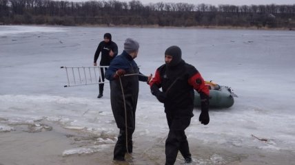В Запорожье водолазы подняли из воды тело подростка, провалившегося под лед (фото и видео)