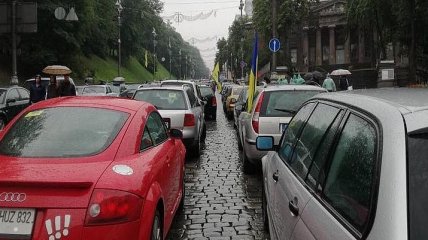 Автомобилисты на "евробляхах" перекрыли дорогу в центре Киева