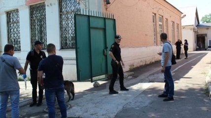 Забросал здание пакетами с фекалиями: В Мариуполе неизвестный с топором напал на синагогу