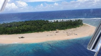  SOS на песке: с необитаемого острова в Тихом океане спасли трех человек