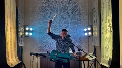 Львовянин представил новую версию песни "Щедрий вечір" с лирой, электроникой и хором (Видео)