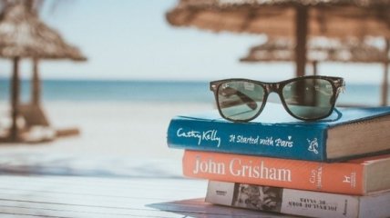 Что почитать в отпуске: книги для пляжа и путешествий