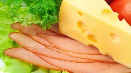Микробиологи: Мясо и сыр помогают инфекциям поразить организм