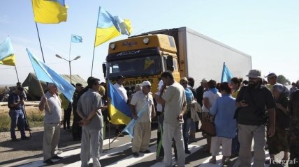 Блокада Крыма: огромный украинский флаг растянули перед российским КПП