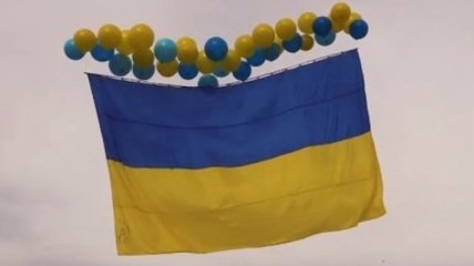 В небо над Горловкой запустили украинский флаг с шариками (Видео)