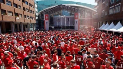 Болельщики Ливерпуля спели Уou’ll never walk alone в перед финалом Лиги чемпионов (Видео)