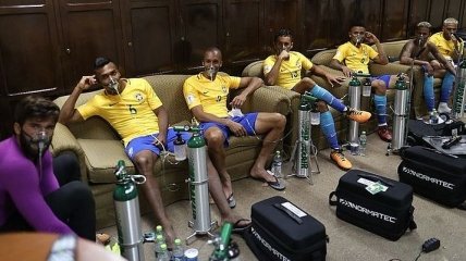 Футболистам сборной Бразилии выдали кислородные маски после матча