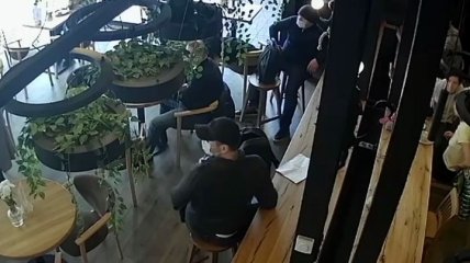"Красиво, как в кино": дерзкое ограбление в столичной кофейне попало на видео