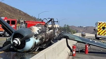 В Калифорнии на атотрассу упал раритетный самолет
