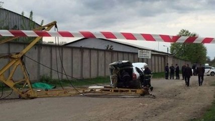 В Черкасской области на автомобиль упал строительный кран