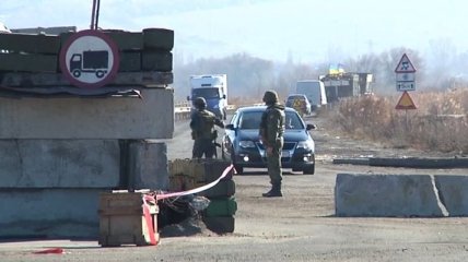 Как украинские военные утепляют блокпосты (Видео)