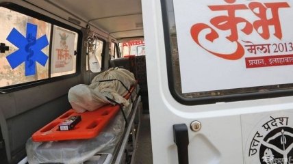 В Индии автобус столкнулся с бензовозом; погибли 40 человек