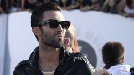 Солист "Maroon 5" случайно ударил поклонницу во время выступления