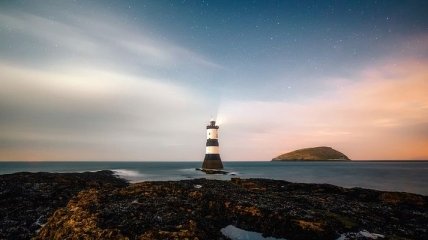 Лучи света в ночи для тех, кто в море: топ маяков, окруженных жуткими легендами