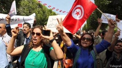 В Тунисе сотрудники СМИ вышли на манифестацию