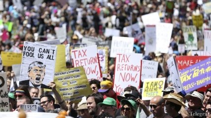 В США протестующие требуют обнародовать налоговой декларации Трампа
