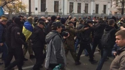 Митингующие у Рады напали на нардепа Барну