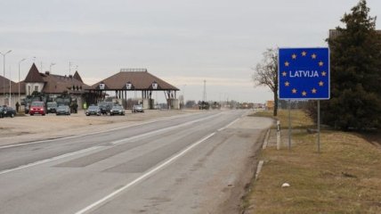 Країни Балтії знімають обмеження на пересування транспортом