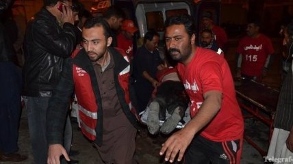 Серия взрывов в Пакистане унесла жизни более 90 человек