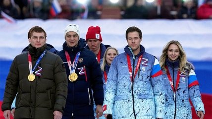 Російські спортсмени на мітингу путіна, Большунов у червоній шапці