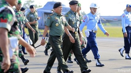 Поисками черных ящиков самолета AirAsia занялся главком армии Индонезии