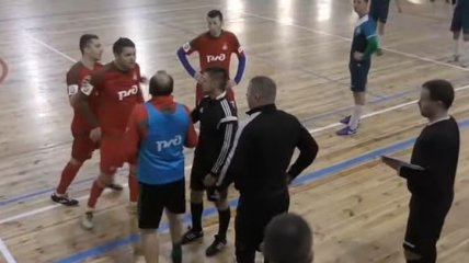 Экс-игрок Динамо устроил драку на футзальном турнире (Видео)
