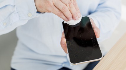 Сенсорний екран смартфона швидко забруднюється