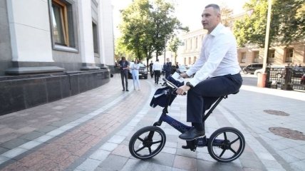 Фото дня. Кличко упал с велосипеда