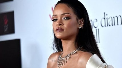 Певица Rihanna порадовала поклонников новым "белоснежным" снимком  
