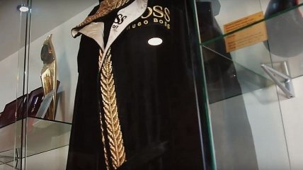 Ценный экспонат в Музее Кличко: боксерский халат Виталия, который весит 15 кг (Видео)