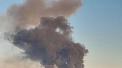 После серии взрывов во Львове поднимается столб черного дыма