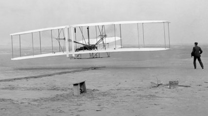 17 декабря 1903 состоялся первый в мире полет на самолете