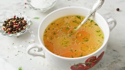 Як прибрати жир з бульйону та супу