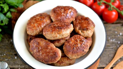 Котлеты по-селянски с грибным соусом