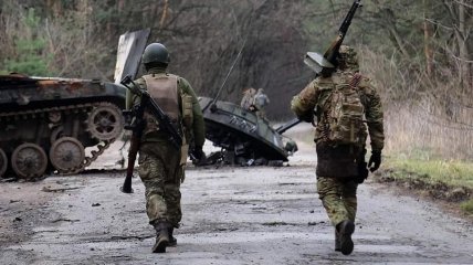 Украинские военные и разбитая техника оккупантов